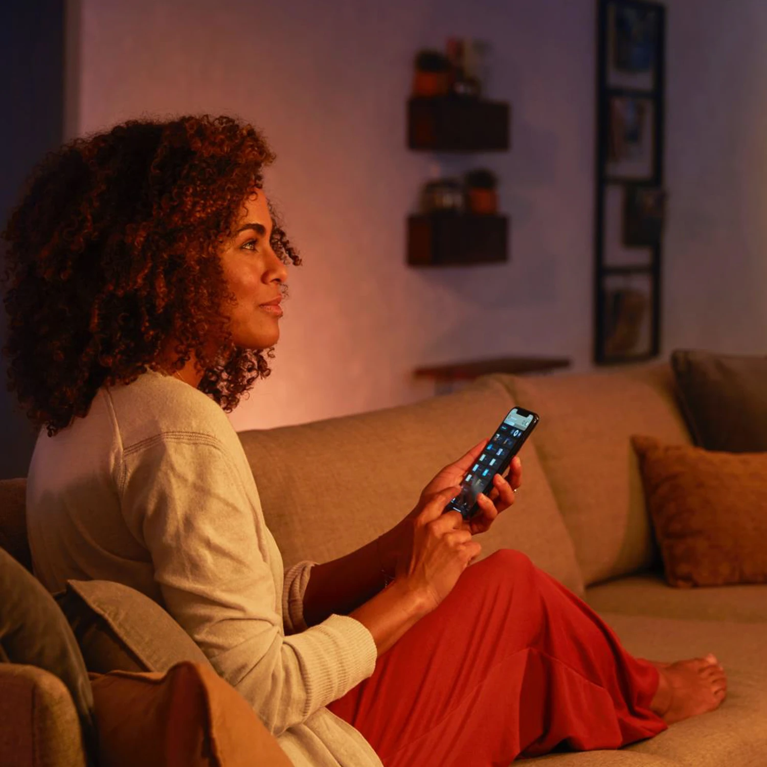 Philips Hue White E27 7 W ST64 Filament 2,100K 8 Philips Hue White E27 7 W ST64 Filament 2,100K - Image 6